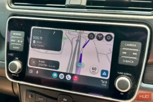 نمایی از Waze روی صفحه Android Auto