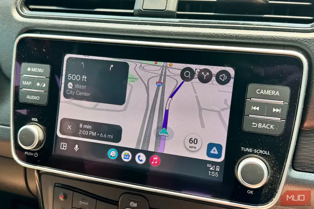نمایی از Waze روی صفحه Android Auto