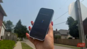 نمای گوشی Google Pixel در حال نمایش قابلیت پیام اضطراری ماهواره‌ای