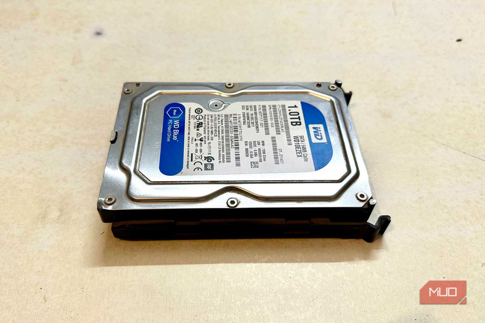عکسی از هارد دیسک WD Blue ظرفیت ۱ ترابایت با کابل SATA