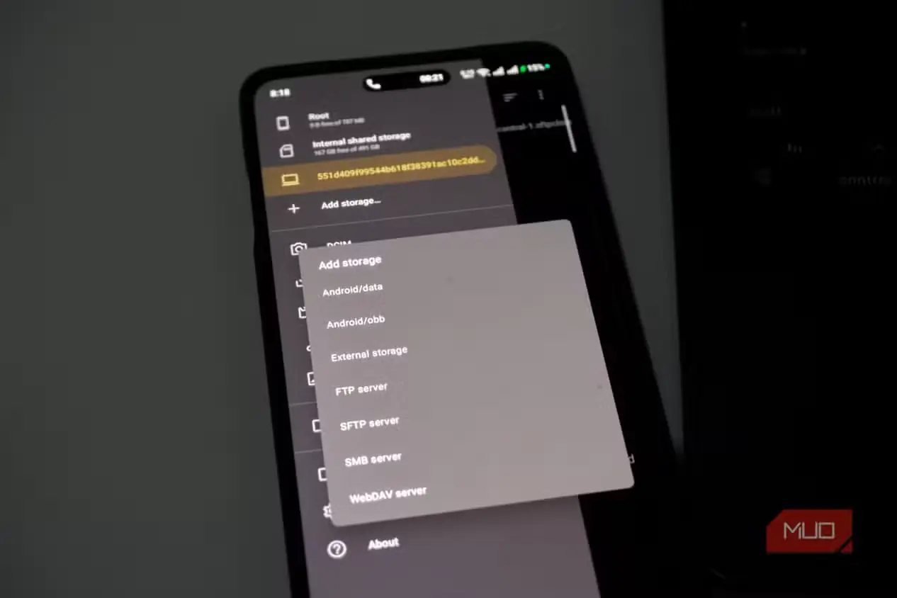 اپلیکیشن Material Files در حال اجرا روی اندروید که گزینههای متعدد اتصال به فضای ذخیره شبکهای را نشان میدهد