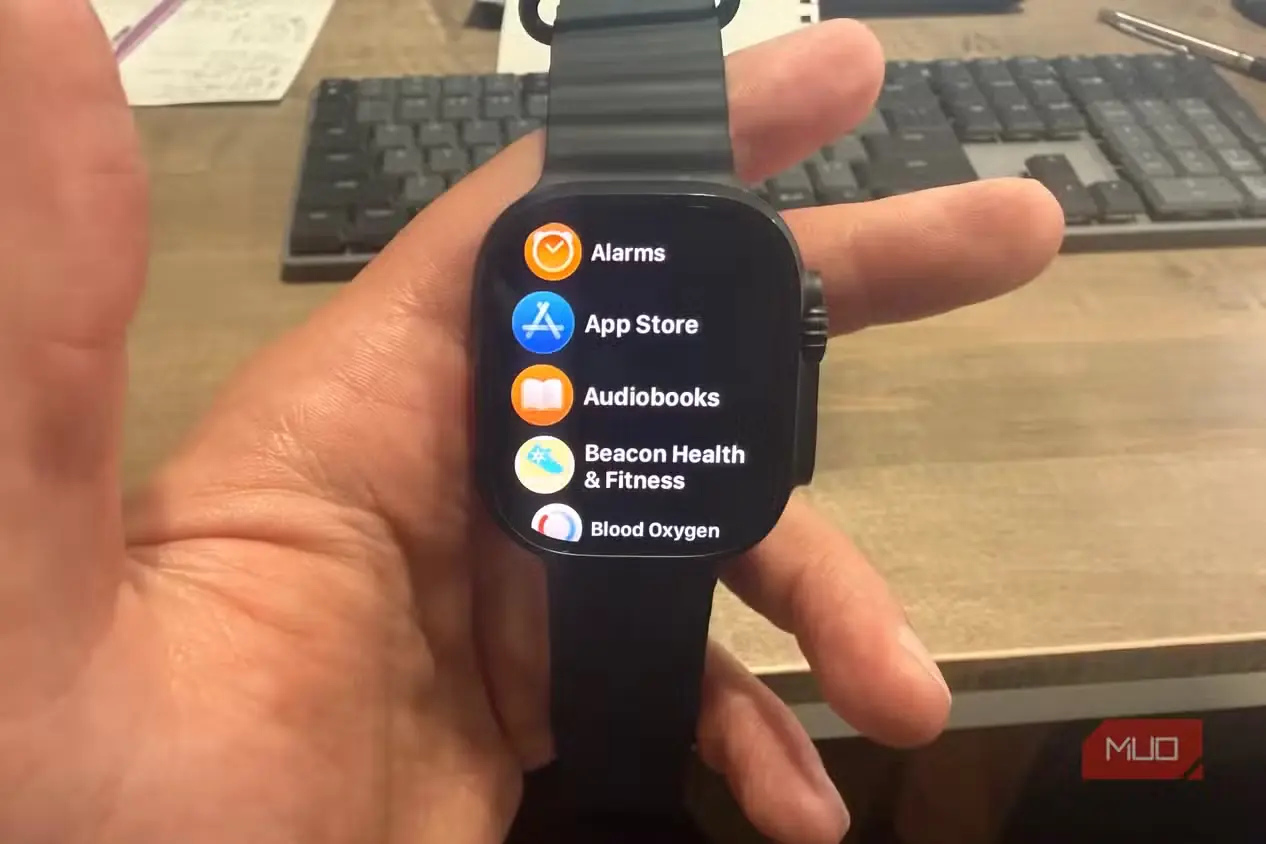 فهرست برنامههای Apple Watch Ultra 3 در دست روی میز