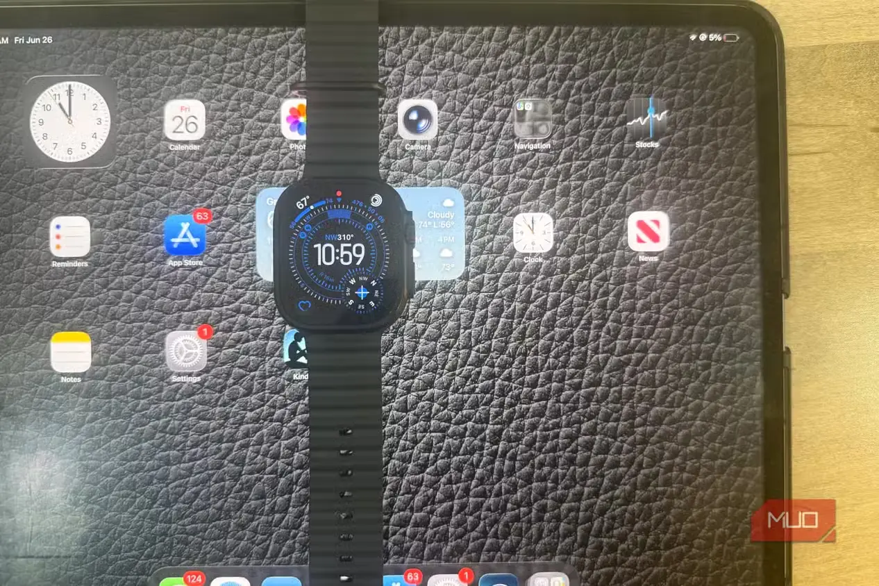 Apple Watch Ultra 3 روی صفحه اصلی آیپد که صفحه ساعت را نمایش میدهد