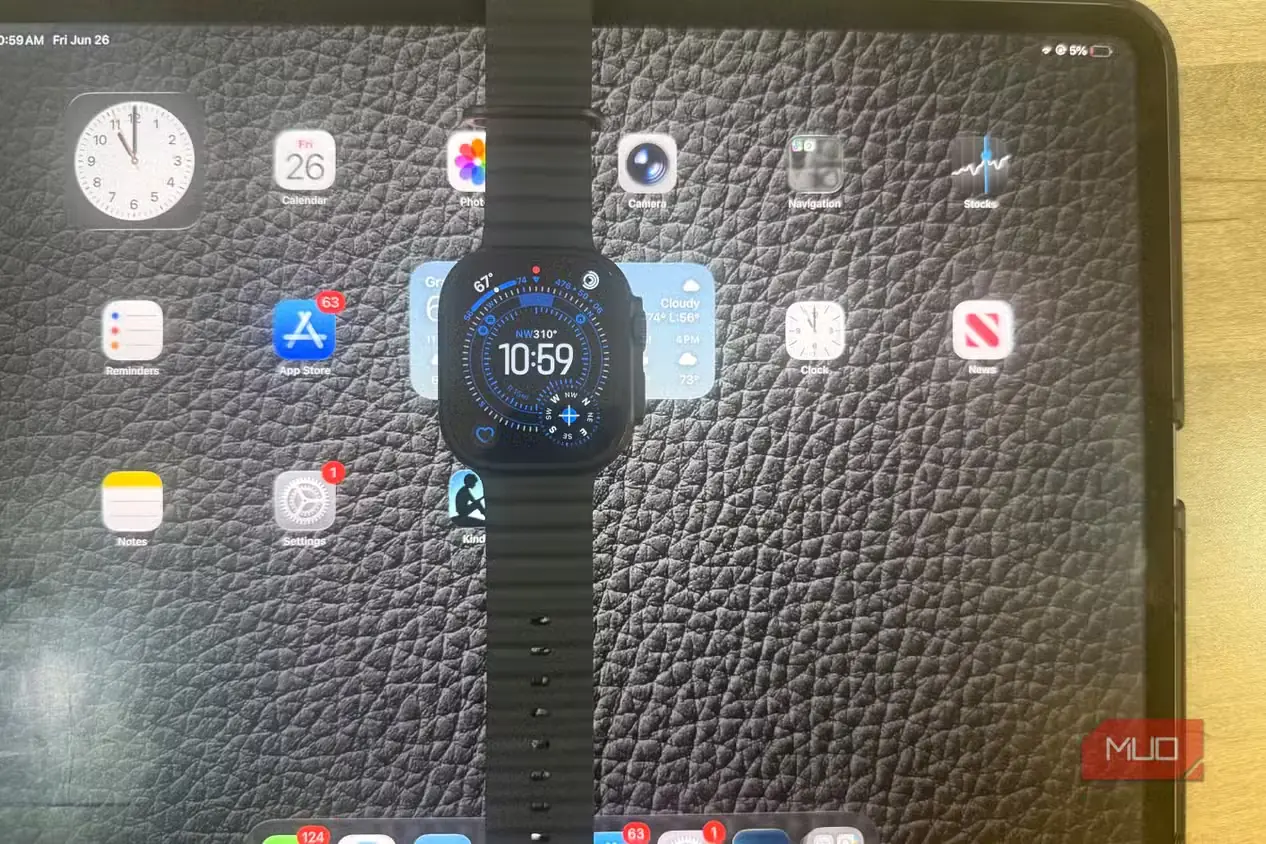 Apple Watch Ultra 3 روی آیپد با پسزمینه چرمی، نمایش زمان