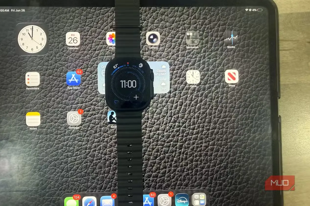 Apple Watch Ultra 3 روی آیپد، صفحه ساعت را در ساعت ۱۱ نمایش میدهد