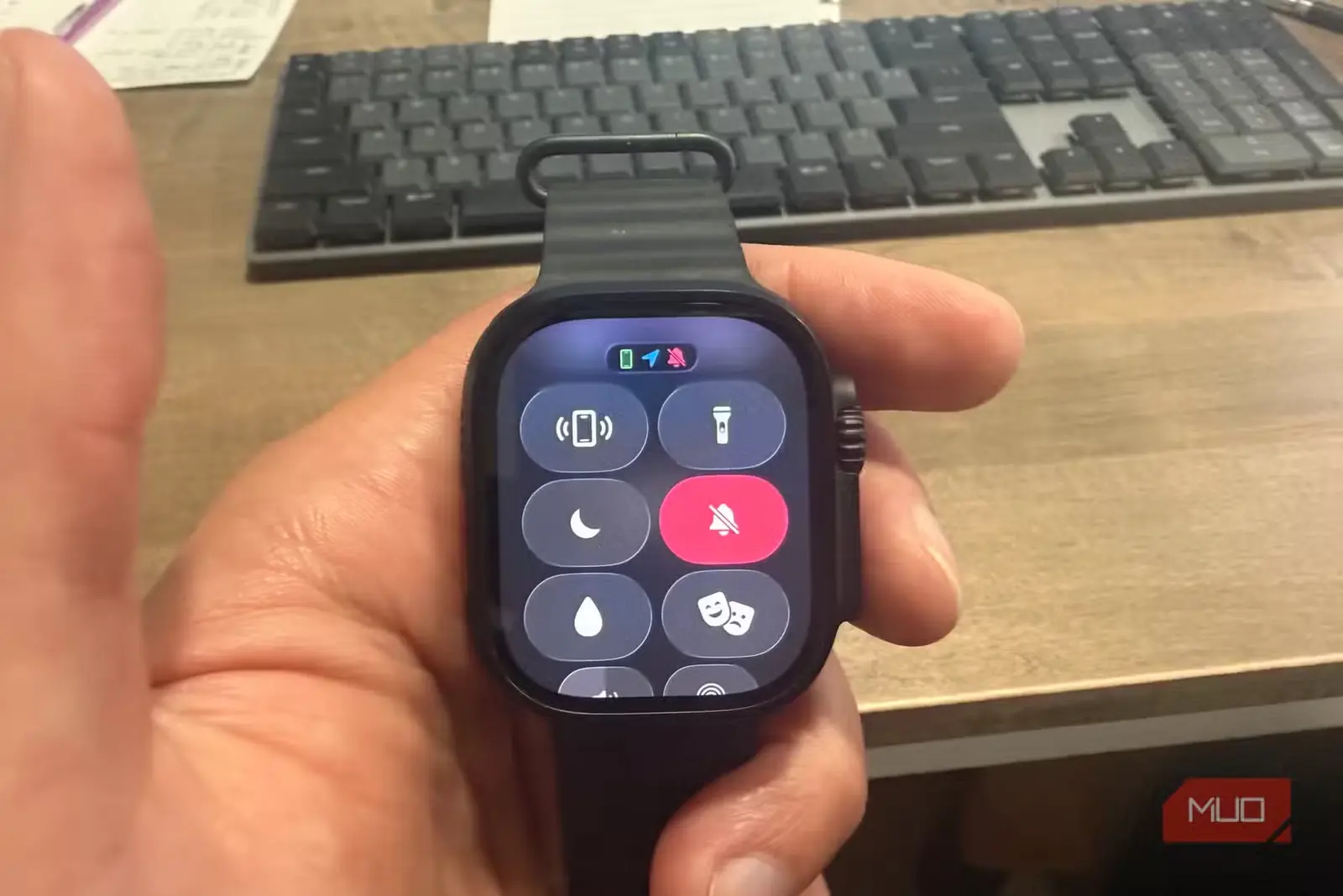 مرکز کنترل Apple Watch Ultra 3 در دست کاربر