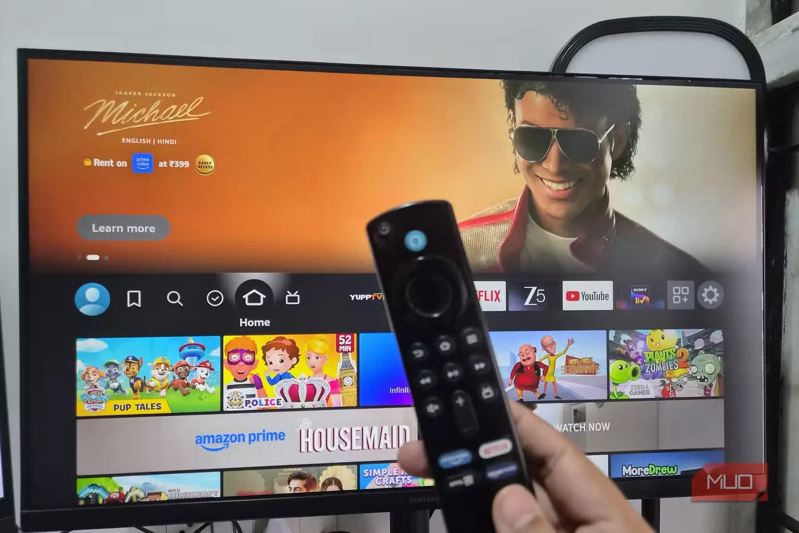 کنترل Fire TV Stick آمازون و یک مانیتور