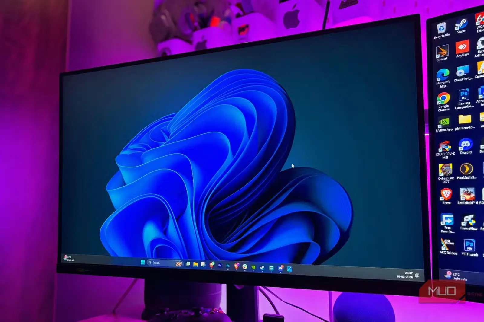 مانیتور MSI روی میز