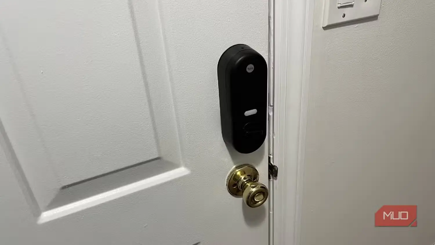 قفل هوشمند ییل همراه با دستگیره سنتی در