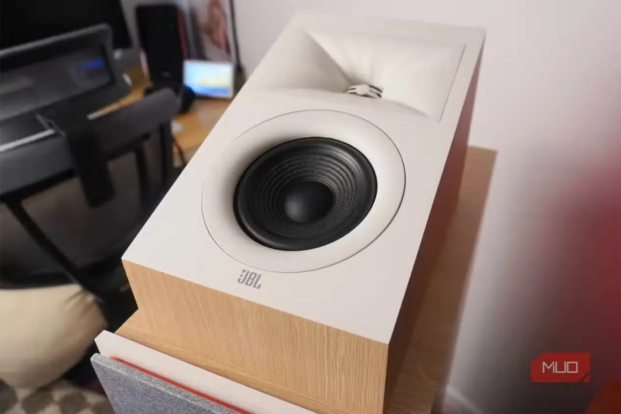 تصویر اسپیکرهای Dolby Atmos مدل JBL Stage2 بر روی بلندگوهای ایستاده