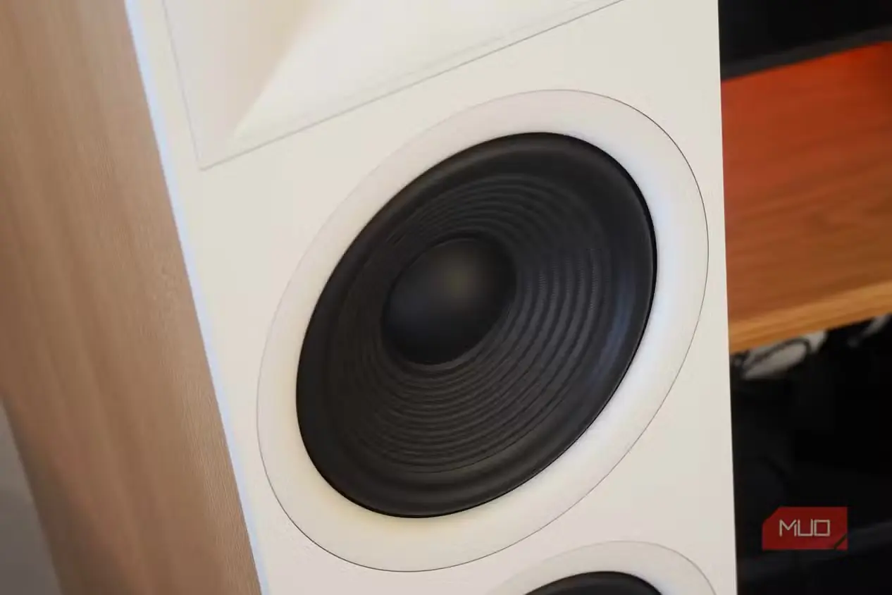 تصویر ووفر بلندگوی زمین JBL