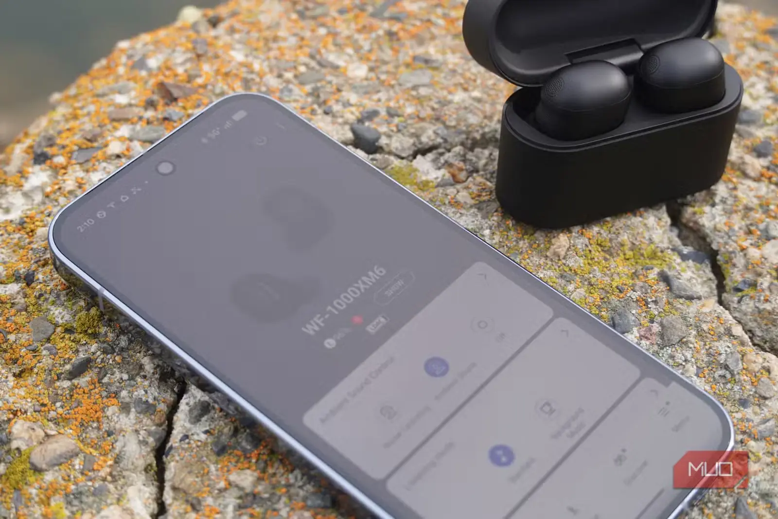 تنظیمات برنامهٔ Sony WF-1000XM6 در کنار ایربادها