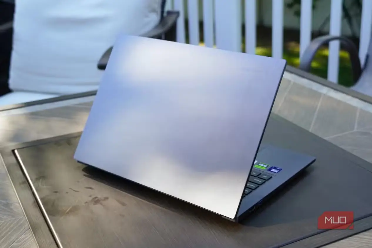 پشت دستگاه Acer Swift X 14