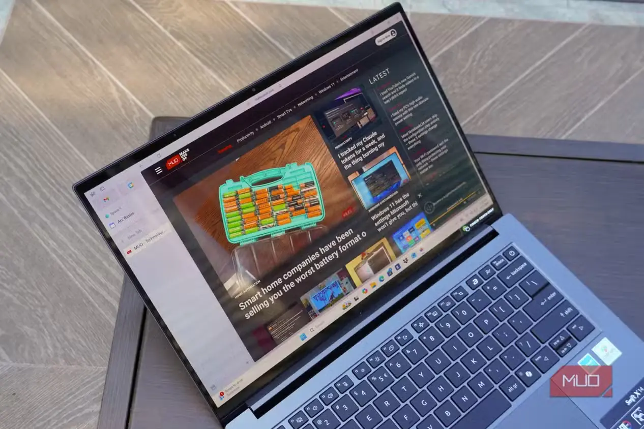 صفحه‌نمایش Acer Swift X 14 که صفحهٔ اول MUO را نشان می‌دهد