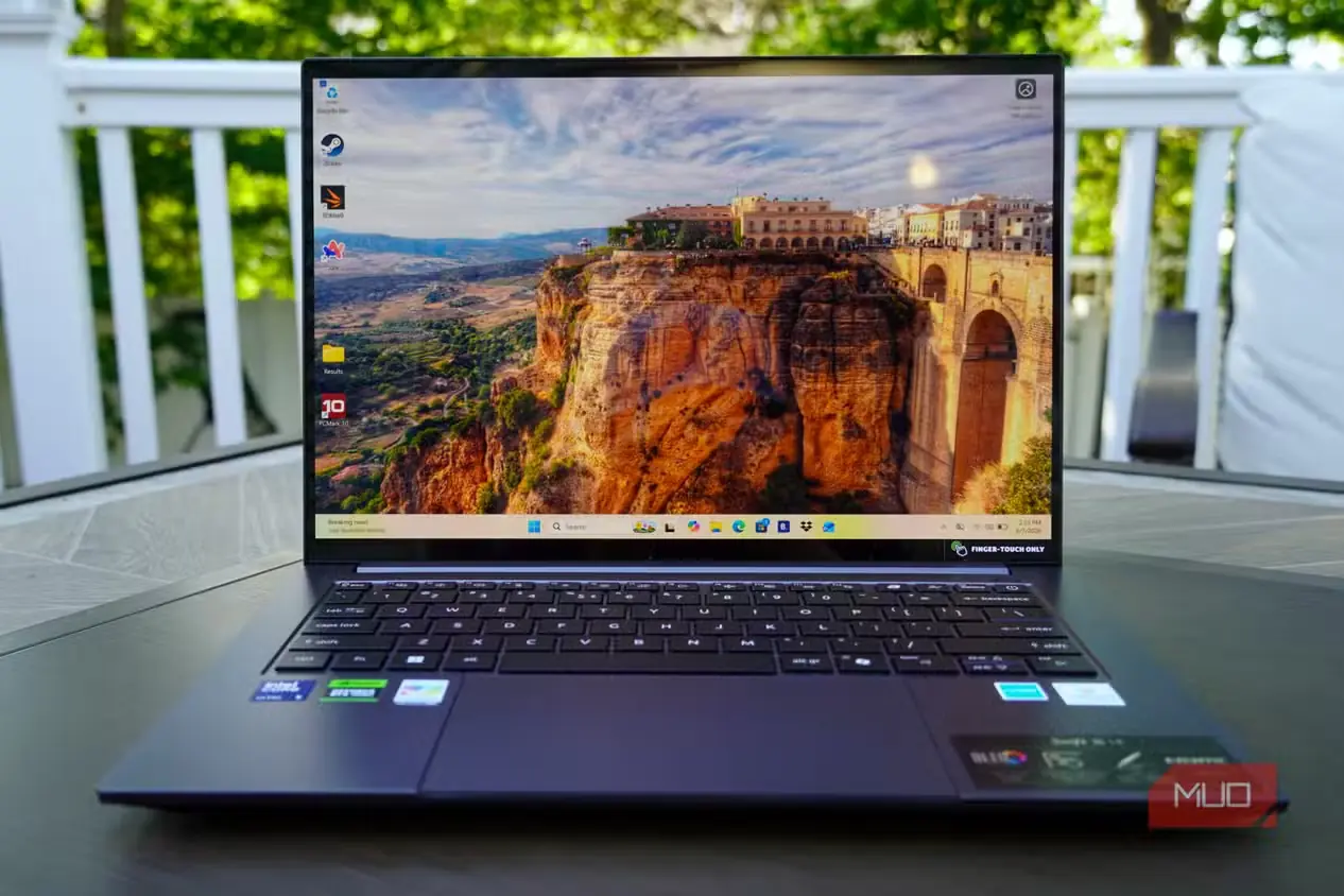 صفحه‌نمایش Acer Swift X 14 با صفحهٔ اصلی ویندوز ۱۱