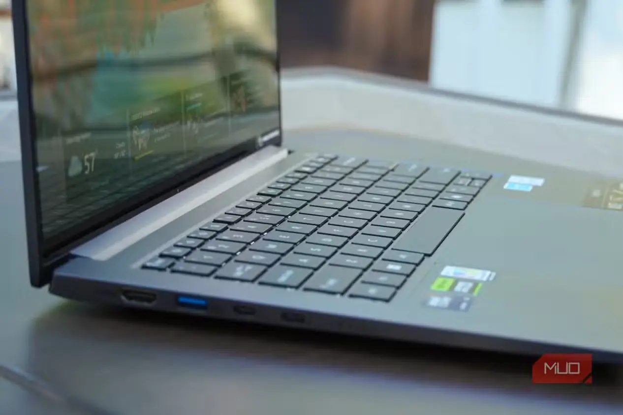 دید جانبی صفحه‌کلید Acer Swift X 14