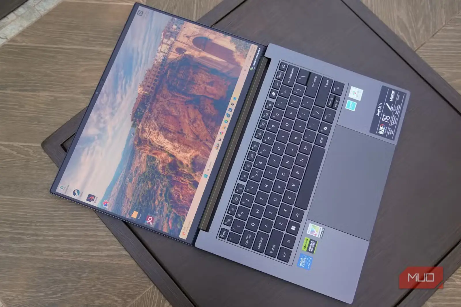 نمای بالا به پایین از Acer Swift X 14
