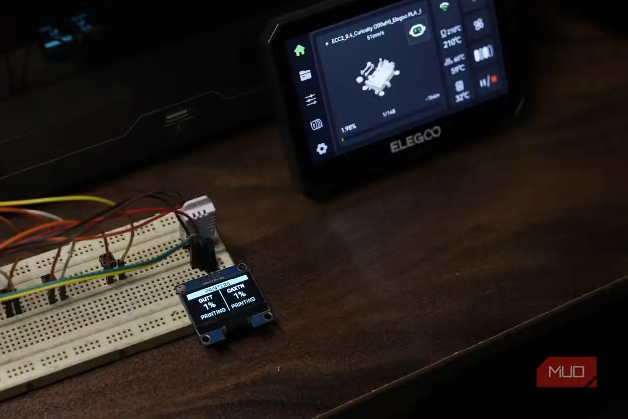 واحد کنترل اقلیم با چاپگر سهبعدی در پسزمینه