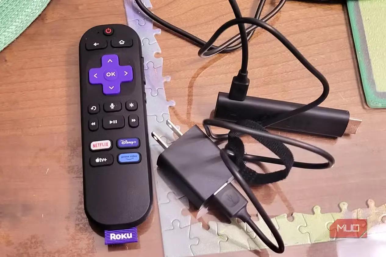 استیک Roku 4K در کنار پلاگین