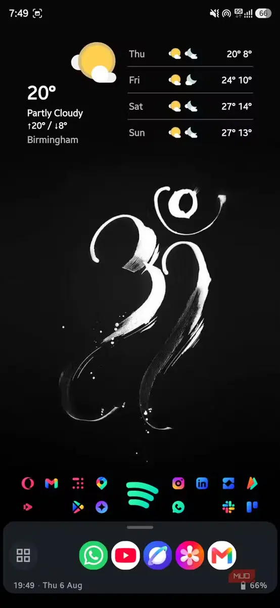 صفحه اصلی موبایل با پسزمینه تیره و داک شناور فعال در پایین