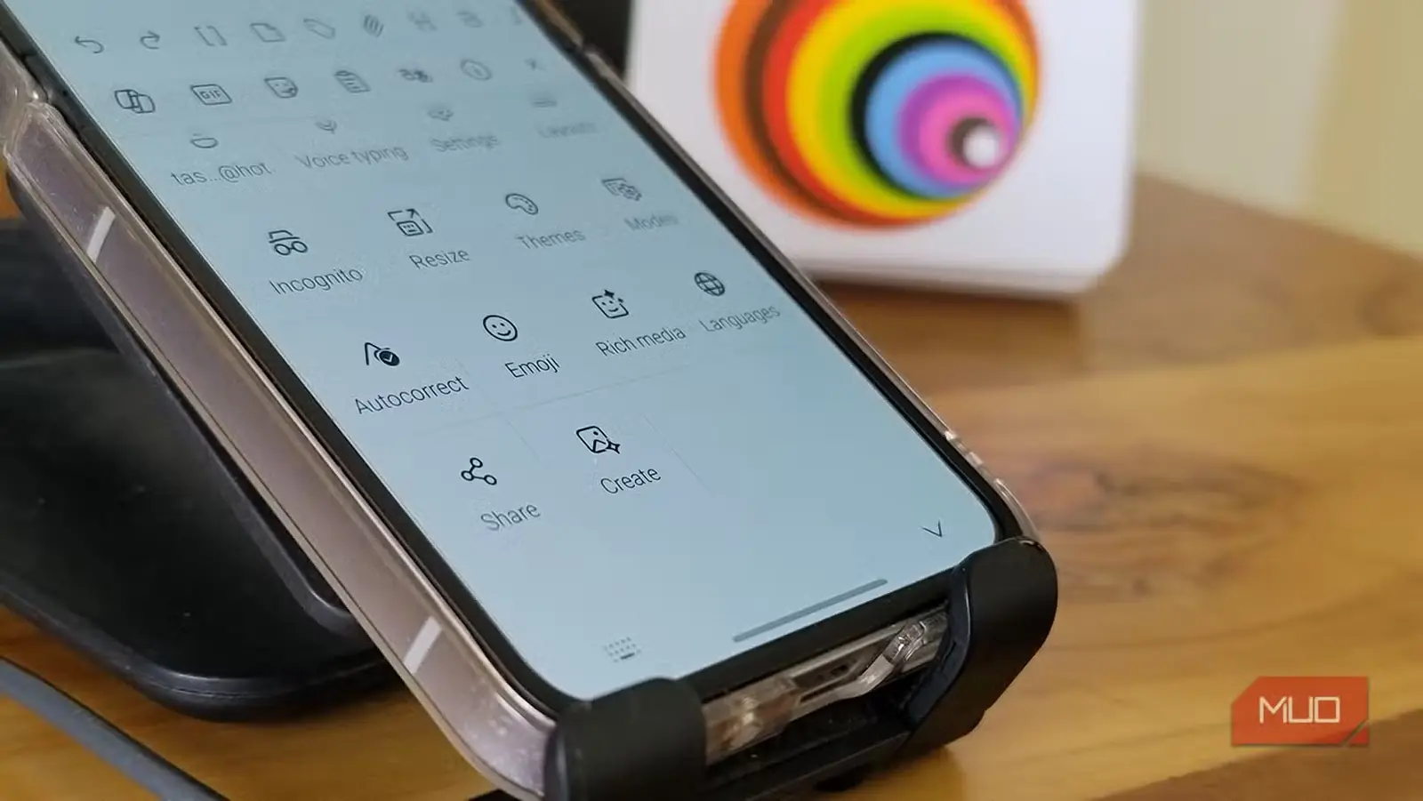 گزینه تصحیح خودکار در کیبورد SwiftKey باز شده در گلکسی Z Flip 6