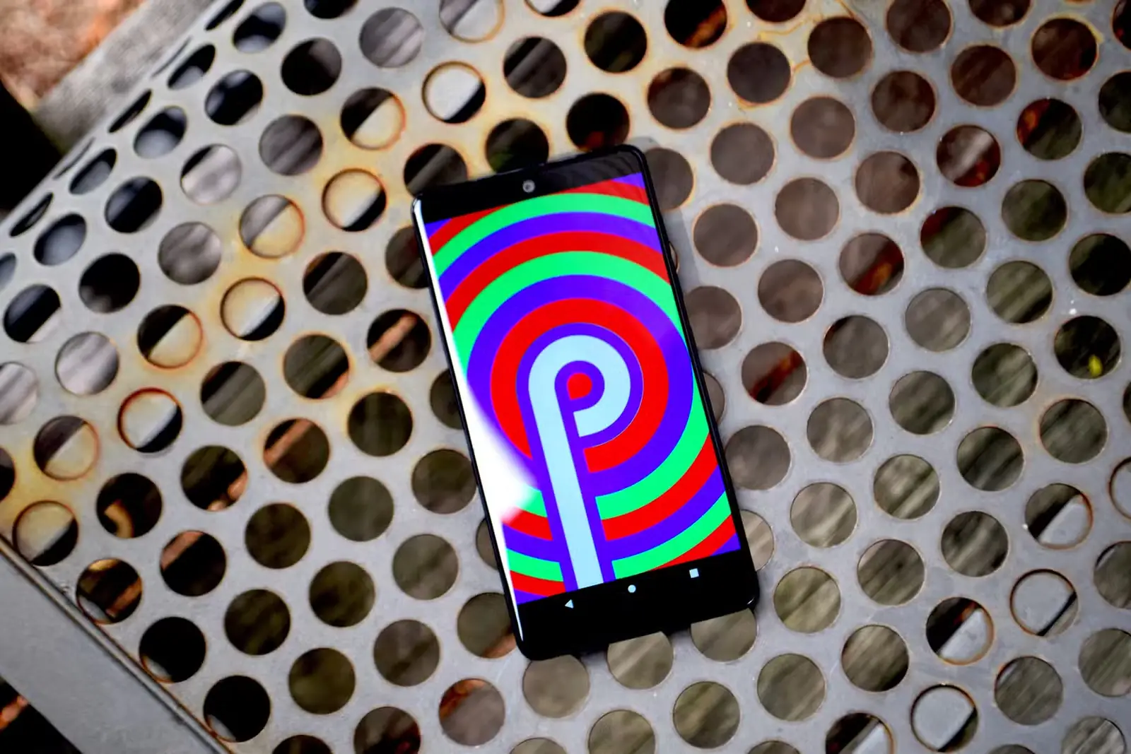 گوشی Essential PH-1 در حال اجرای اندروید پای