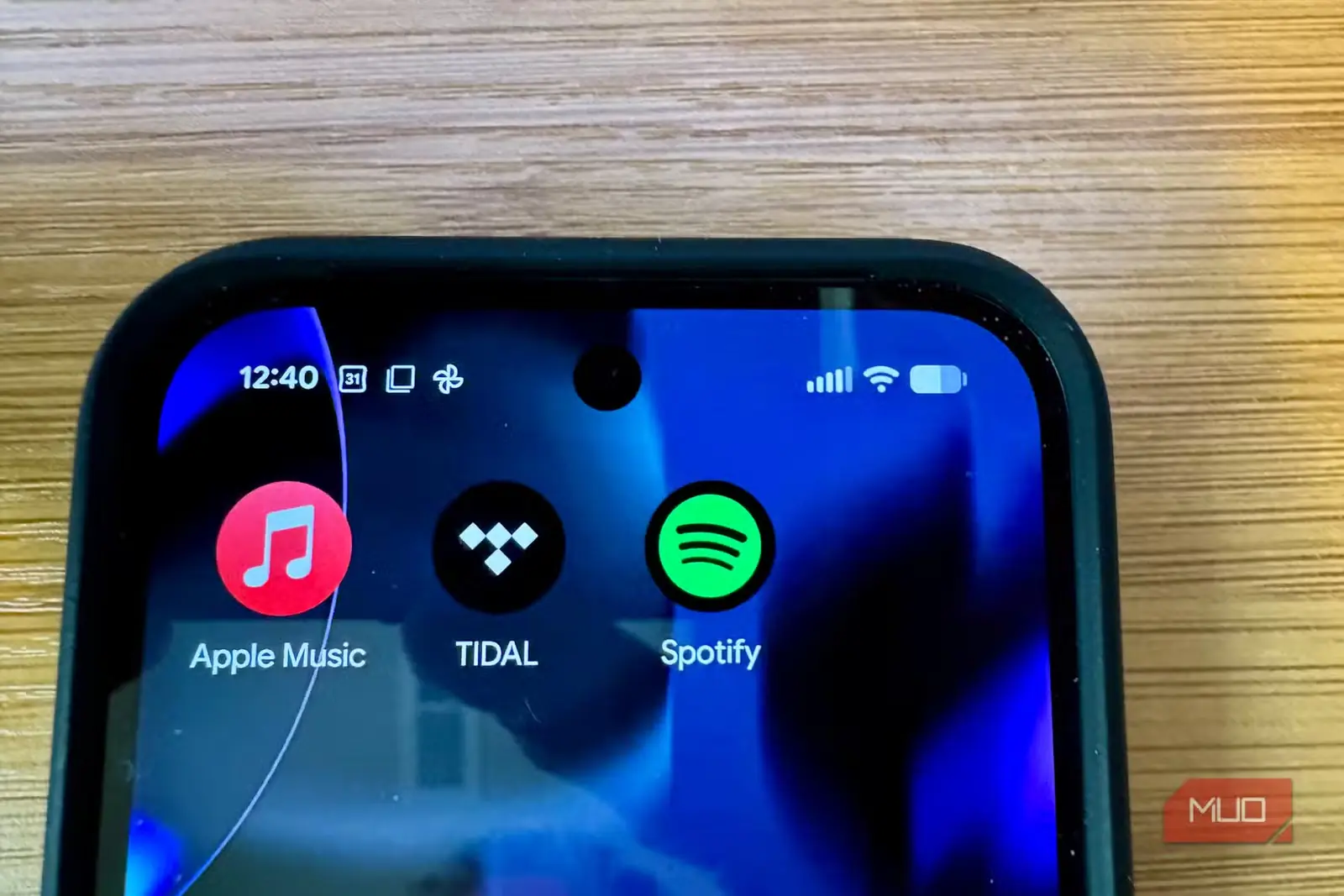 آیکونهای Apple Music و Tidal و Spotify روی گوشی Pixel