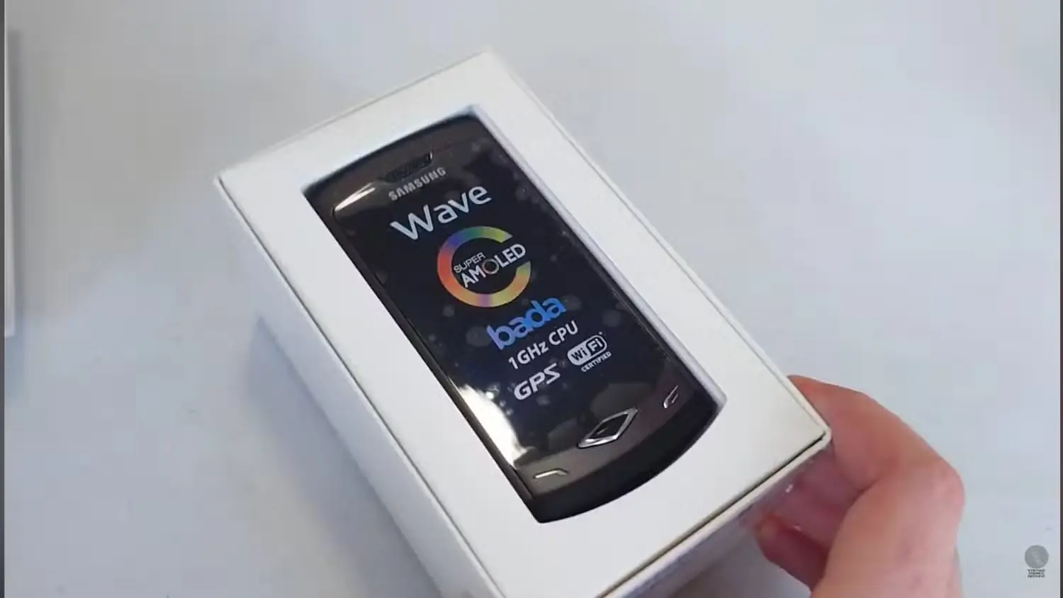 گوشی Samsung Wave S8500 درون جعبه خود