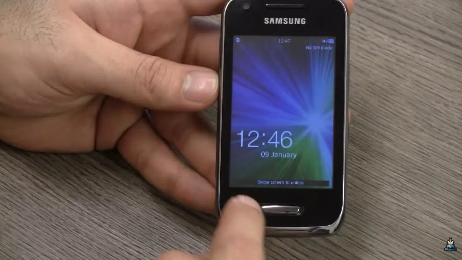 فردی در حال نگهداشتن گوشی Samsung Wave Y