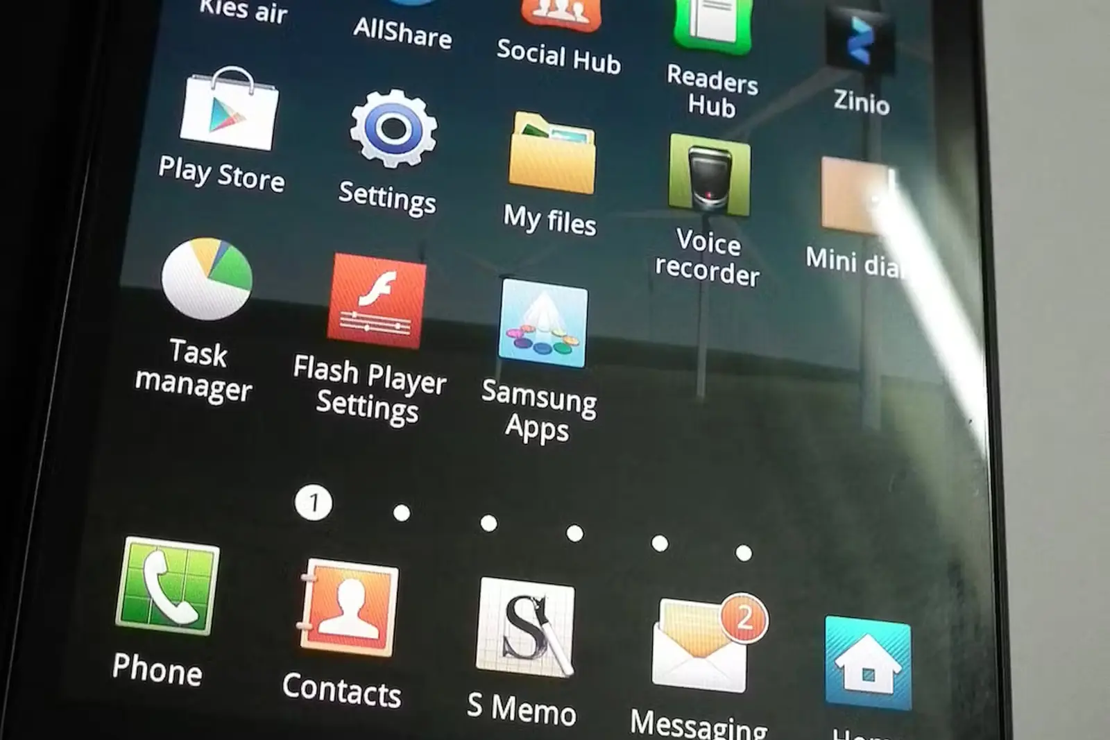 صفحه اصلی گوشی هوشمند با تمرکز بر آیکون Samsung Apps