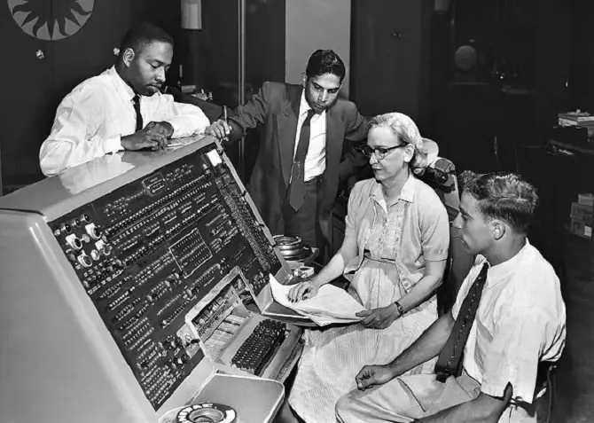Grace Hopper در کنار رایانهای در حال اجرای COBOL