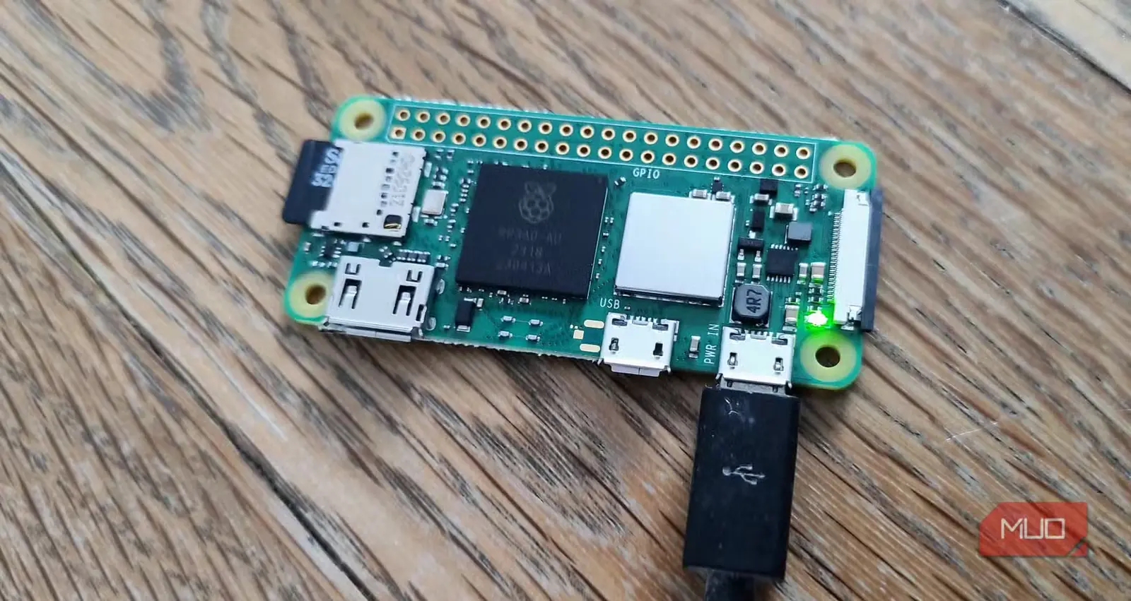 برد Raspberry Pi Zero 2 W با چراغ LED سبز روشن