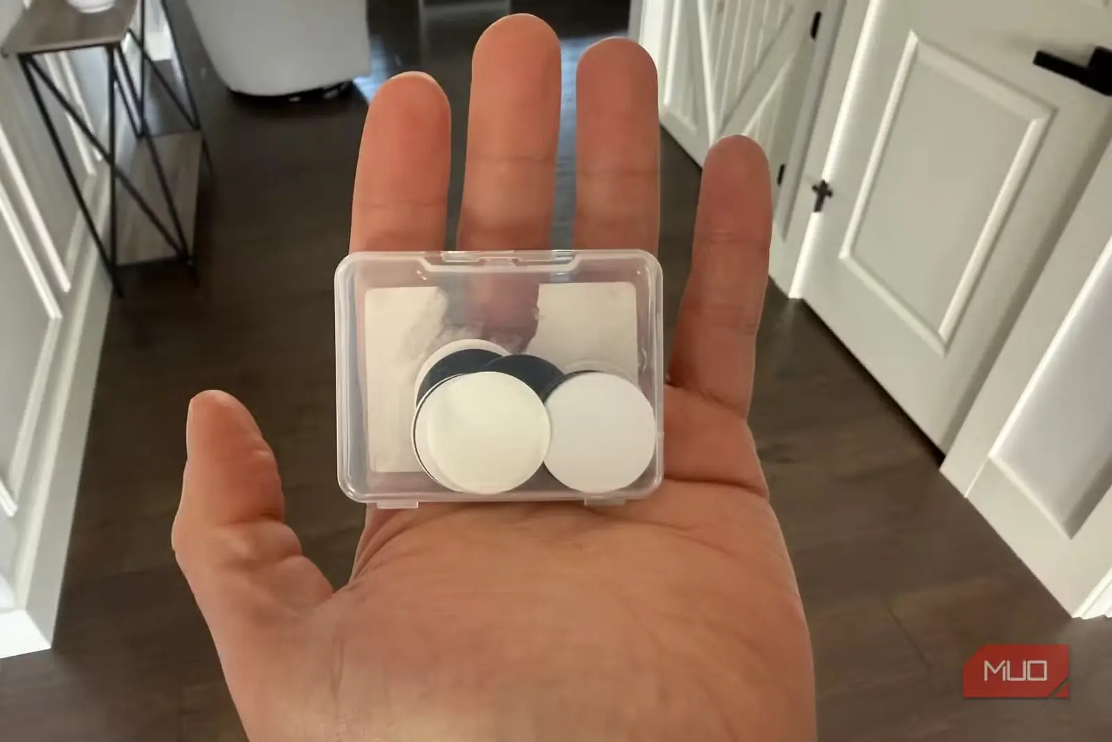 برچسبهای NFC در جعبهٔ پلاستیکی