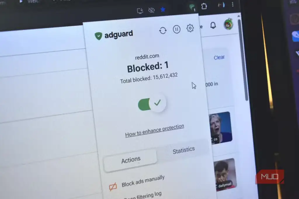Adguard در حال مسدود کردن تبلیغات در مرورگر کروم.