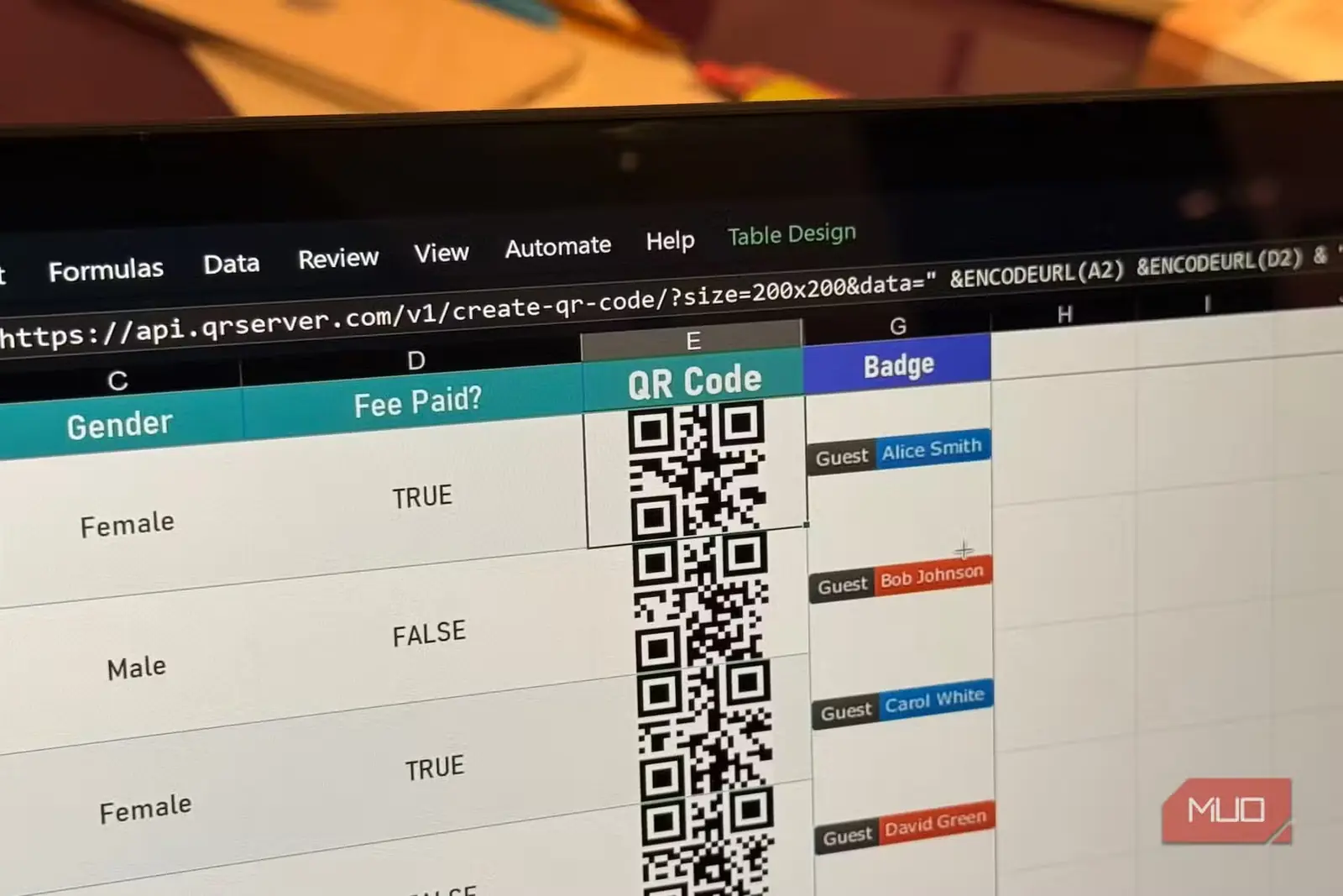 صفحه گسترده اکسل حاوی کدهای QR و نشانها