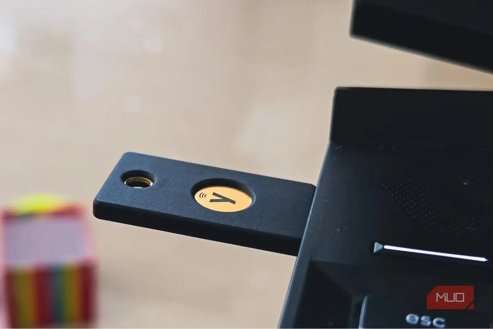 کلید امنیتی NFC یوبیکی Yubico YubiKey متصل به پورت USB لپتاپ