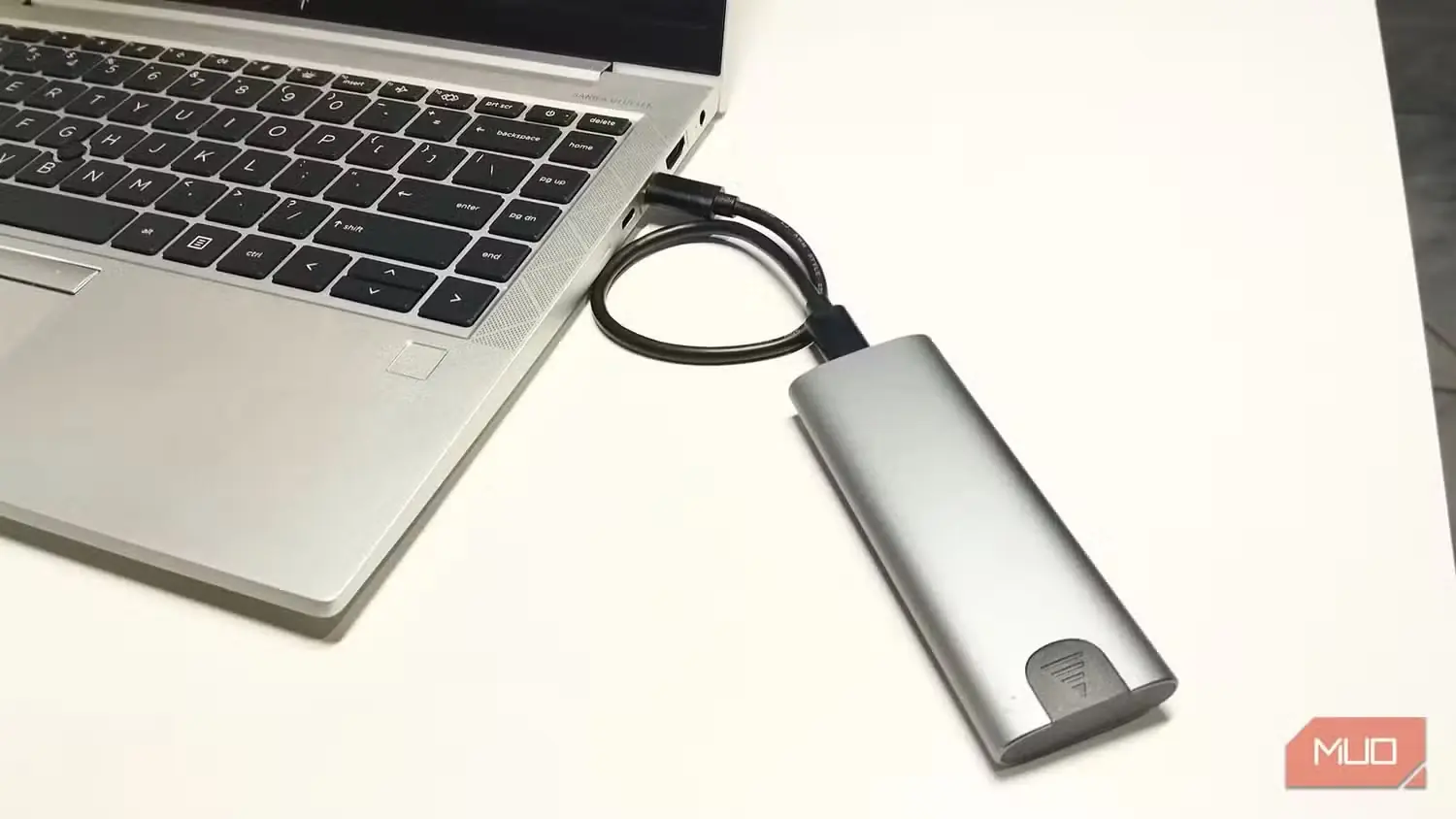 محفظه خارجی NVMe SSD متصل به لپتاپ از راه تاندربولت