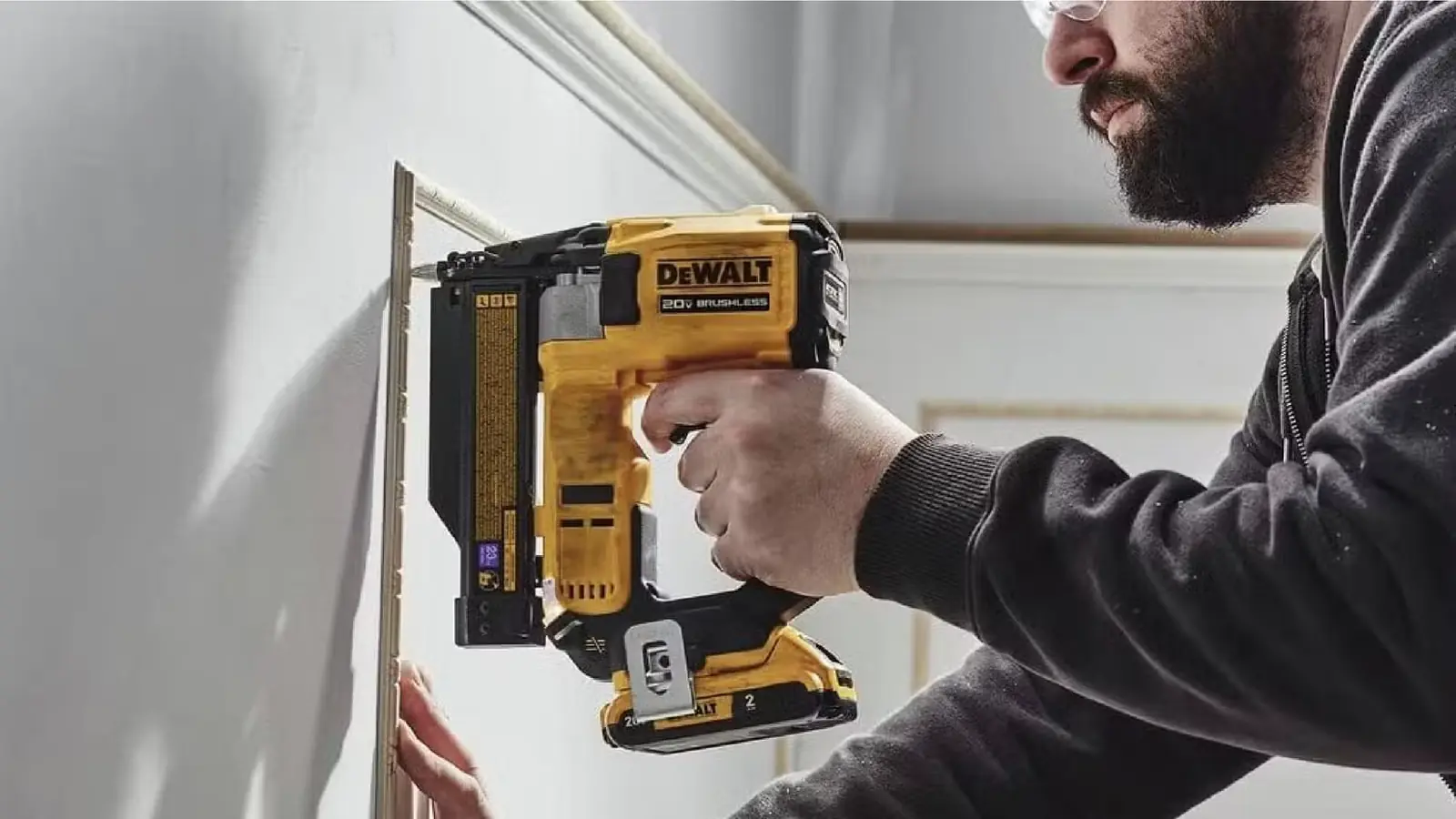میخزنDeWalt PIN NAILER CMPCT 20V 23G در حال استفاده