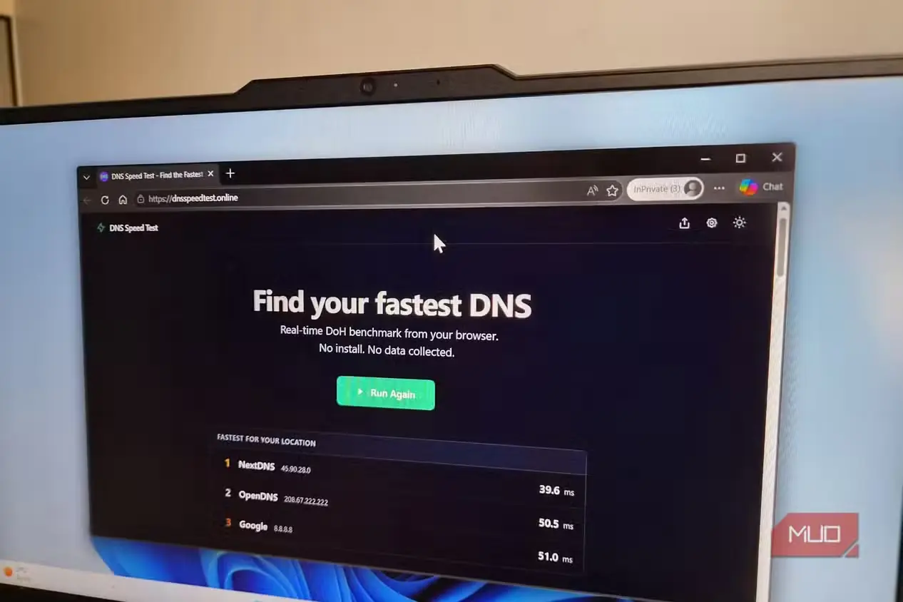 لپ‌تاپ با نمایش نتایج آزمایش سرعت DNS