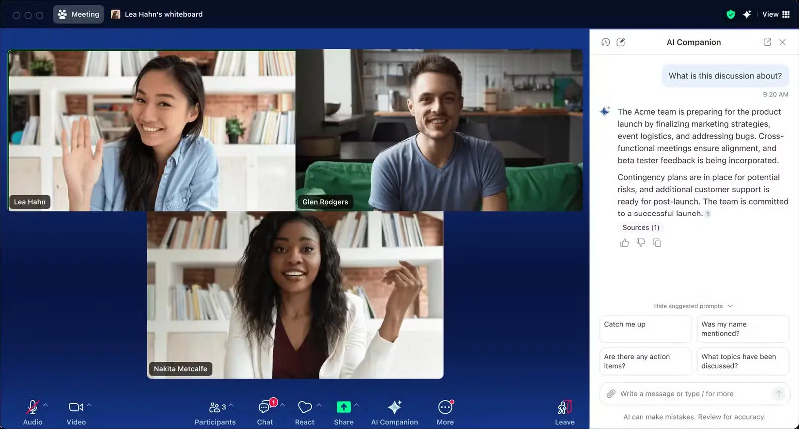 جلسه Zoom شامل سه نفر با پنل کناری سمت راست، که Zoom AI Companion 2.0 خلاصهای از مباحث را ارائه میدهد