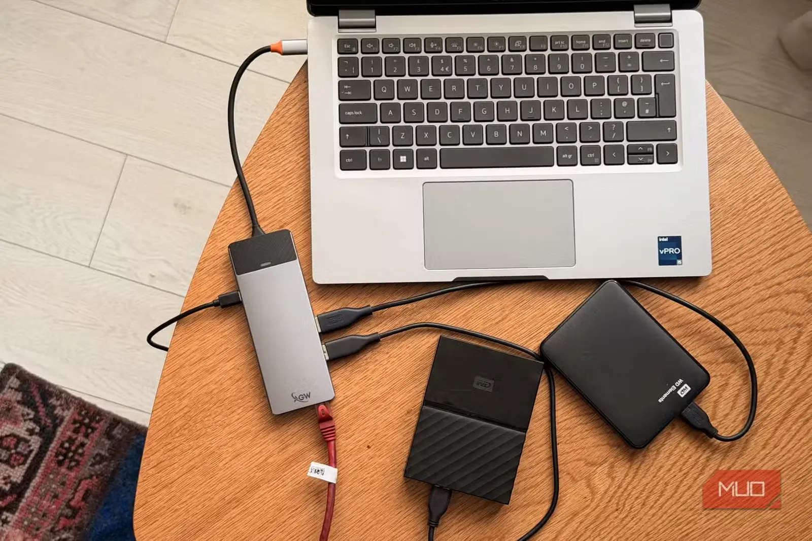 لپتاپ Dell Latitude متصل به هاب USB-C Thunderbolt با دو درایو سخت خارجی