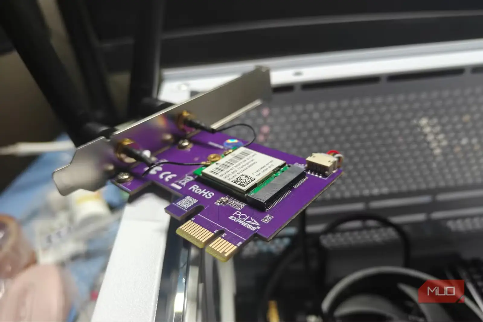 یک کارت توسعه وایفای PCIe