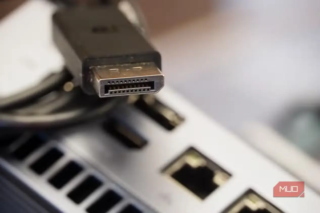 کابلی DisplayPort بالای پورتهای یک مینیپیسی.