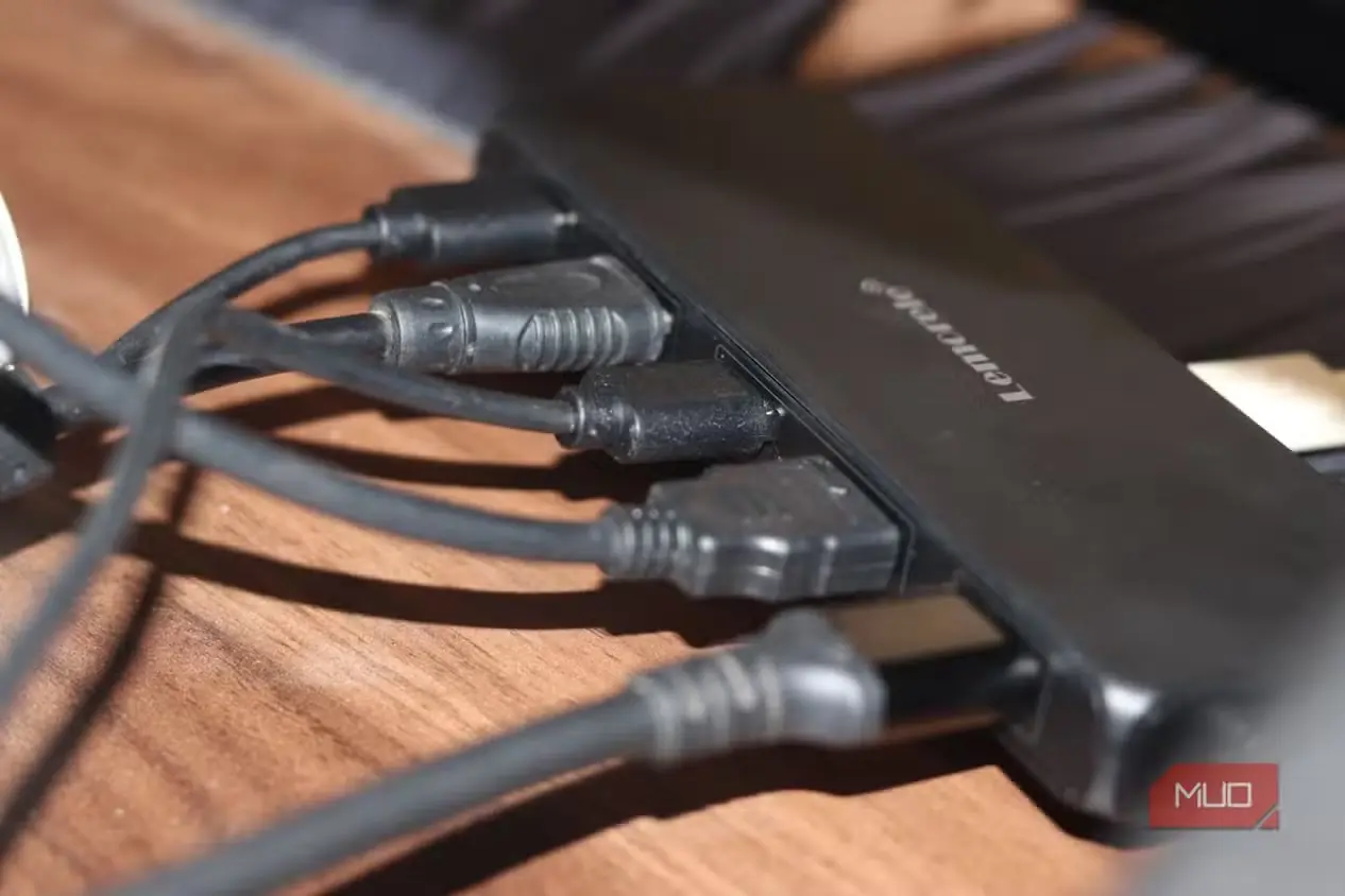 KVM Lemorele متصل به خروجی HDMI و USB.