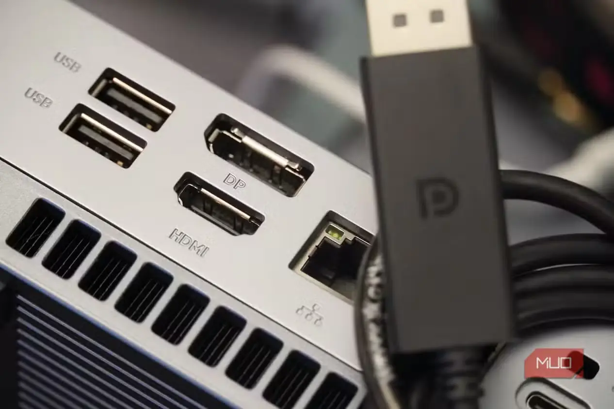 کابلی DisplayPort روی مینیپیسی با ورودیهای DP و HDMI قرار دارد.