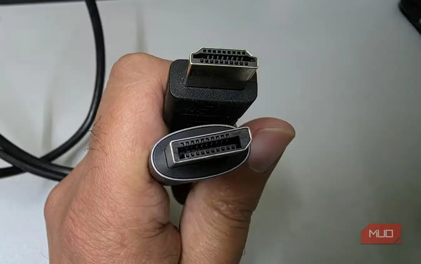 کانکتورهای کابل HDMI و DisplayPort کنار هم.