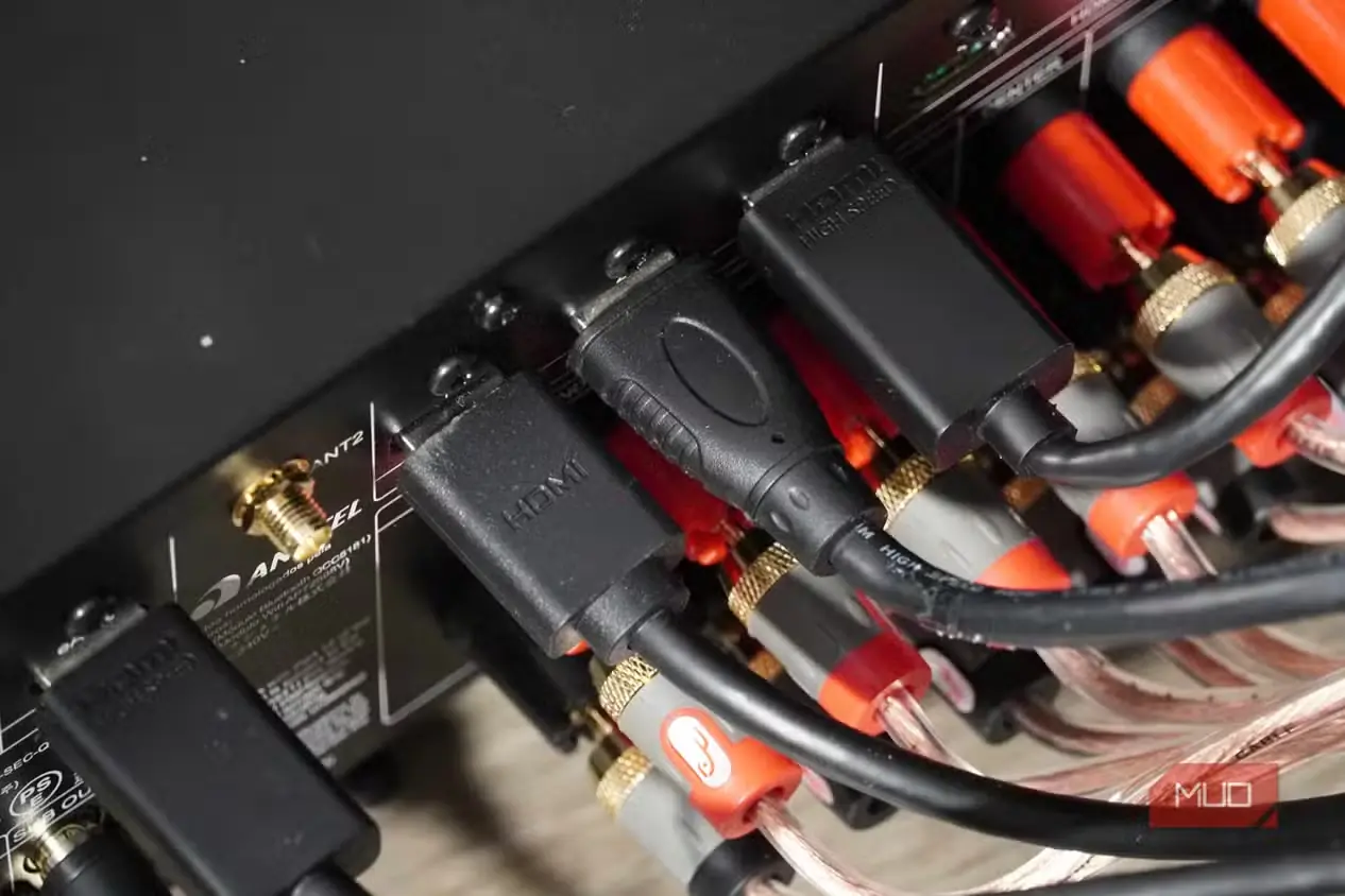 پورتهای HDMI در ورودیها و خروجیهای 8K HDMI وصل شدهاند.