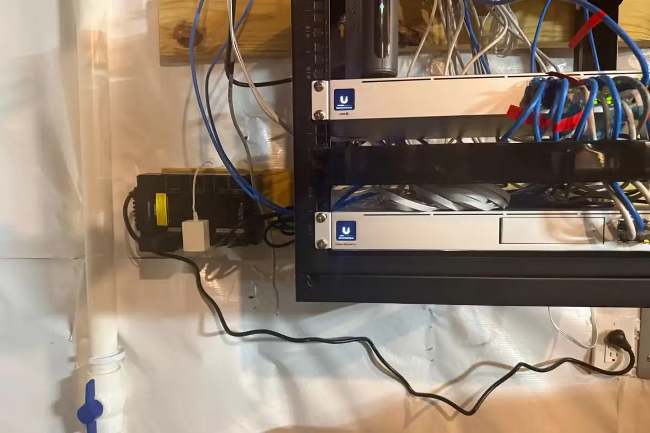 یوپیاس CyberPower نصبشده کنار رک شبکه خانگی