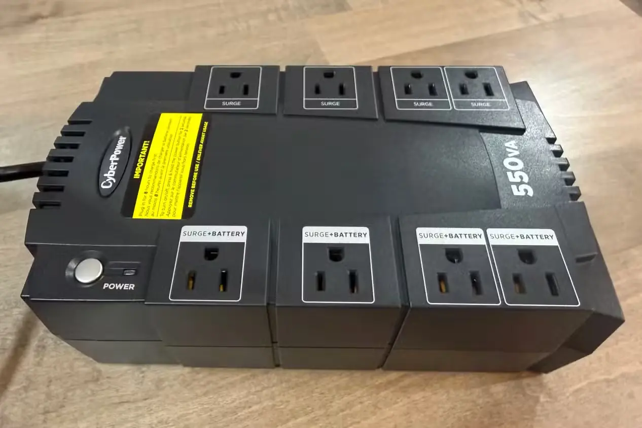 نمای بالایی یوپیاس CyberPower با هشت پریز و دکمه روشنوخاموش