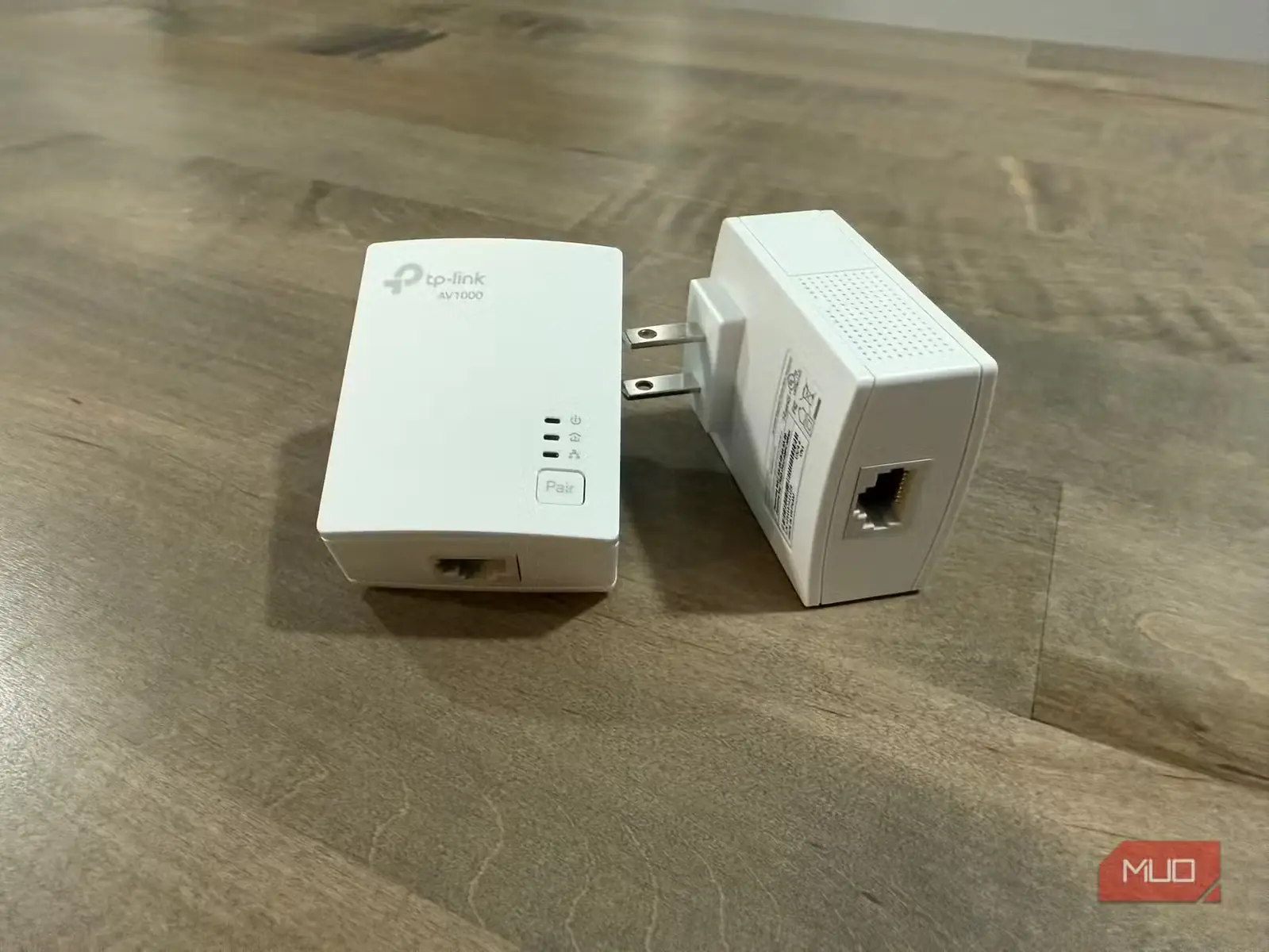 آداپتور خط برق TP-Link روی میز